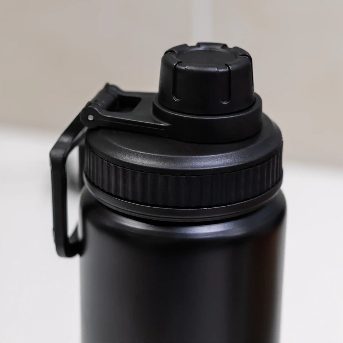 Reusable aluminium sports bottle with handle, 800 ml capacity, black and white color options for corporate gifting.