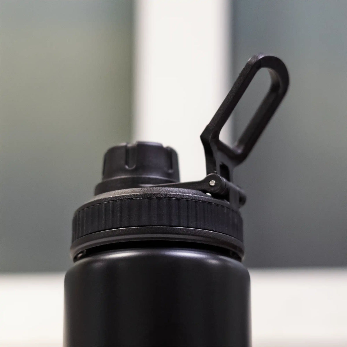Reusable aluminium sports bottle with handle, 800 ml capacity, black and white color options for corporate gifting.