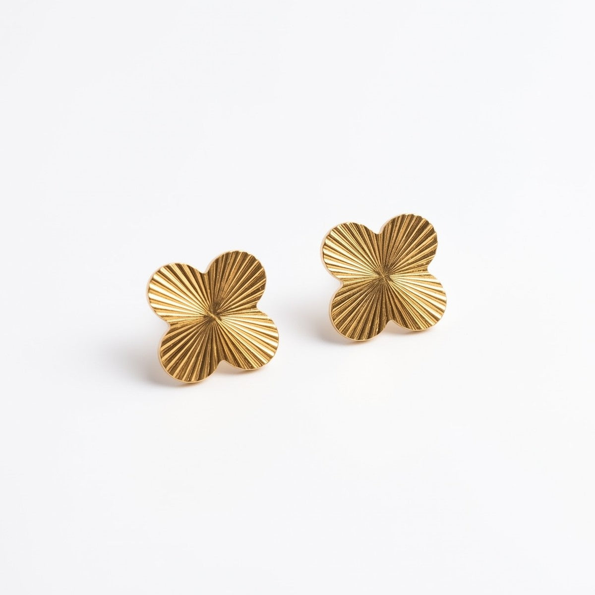 Clover Shine stud earrings