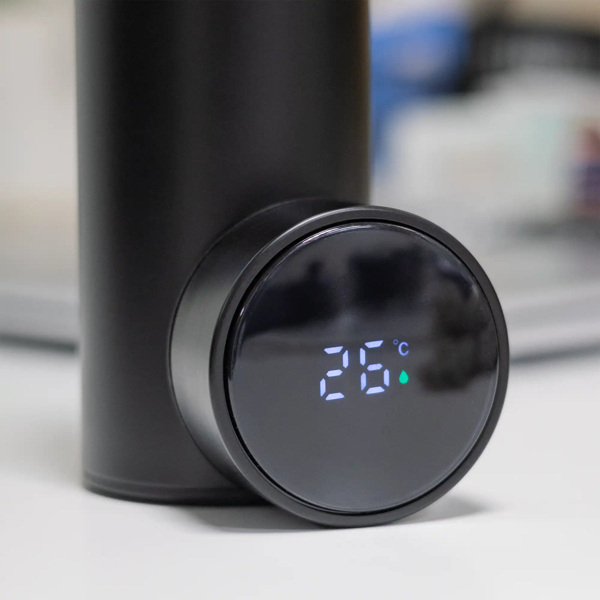 Black digital temperature display bottle 500ml – front view with blank branding area